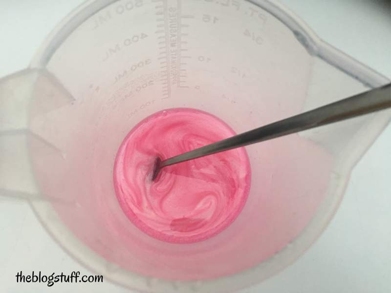 Add pink mica powder to lip mixture