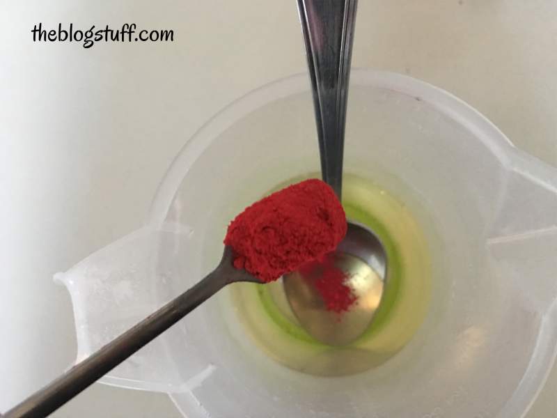 Adding red mica powder to oils