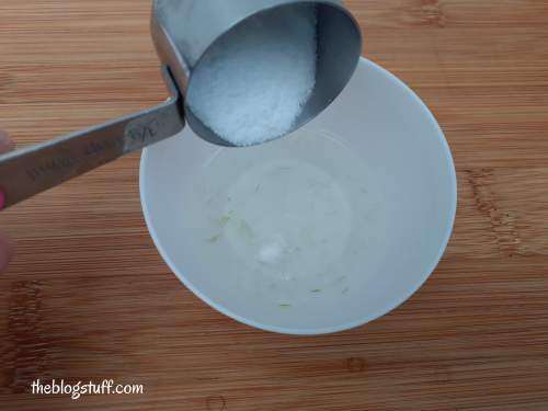 Mixing vitamin C powder with aloe vera gel