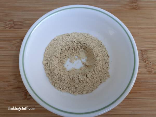 making diy bentonite clay mask