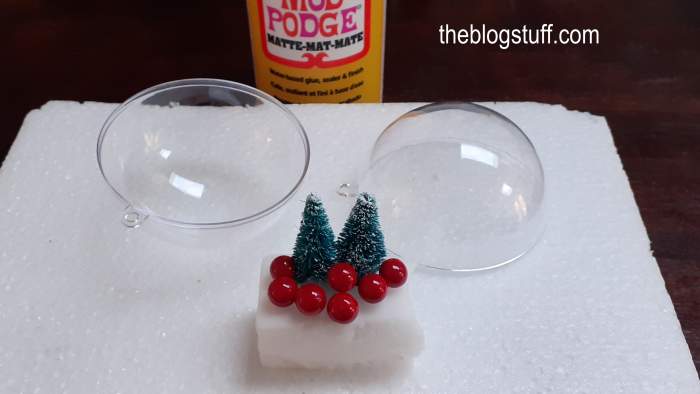 Decorating a DIY Christmas bauble