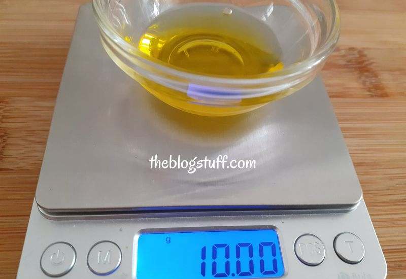 Measuring oil amount on a digital scale