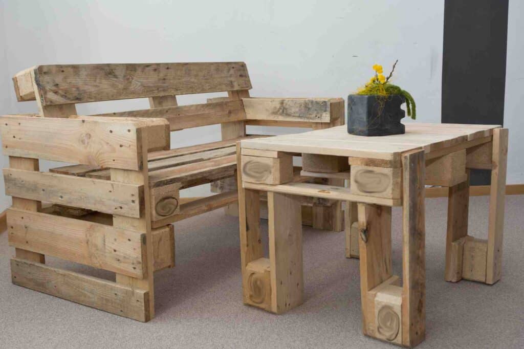 Using wood pallets to create a bench and a table