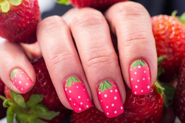 Short square nails with a strawberry design