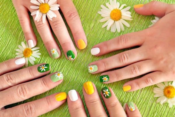 Green, yellow and white short spring nails with daisy flowers