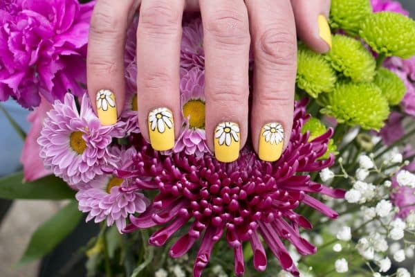 Yellow nails with a spring daisy flower desing