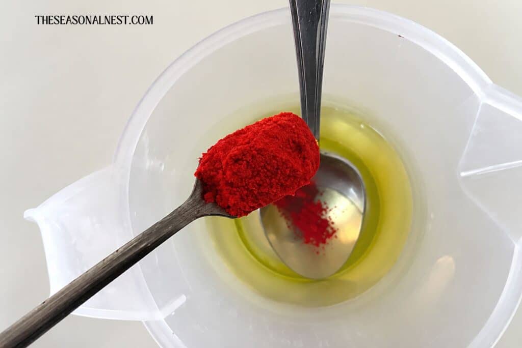 Adding red mica powder to oils